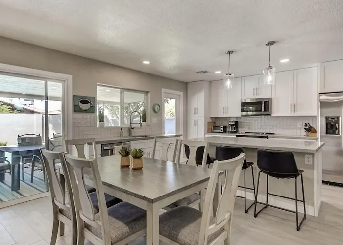 Remodel W Sparkling Pool And Game * Tempe