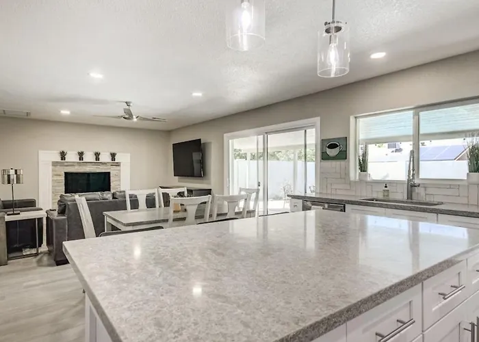 Holiday home Remodel W Sparkling Pool And Game *