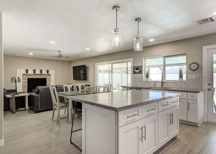 Remodel W Sparkling Pool And Game * Tempe